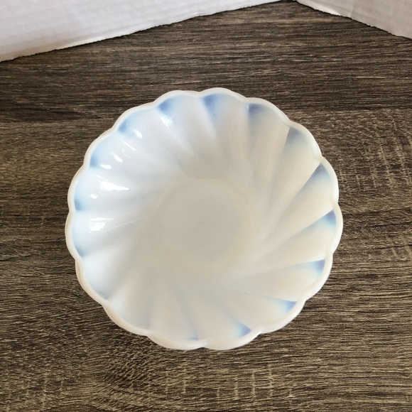 Vintage Milk Glass  Dish - Picture 1 of 6